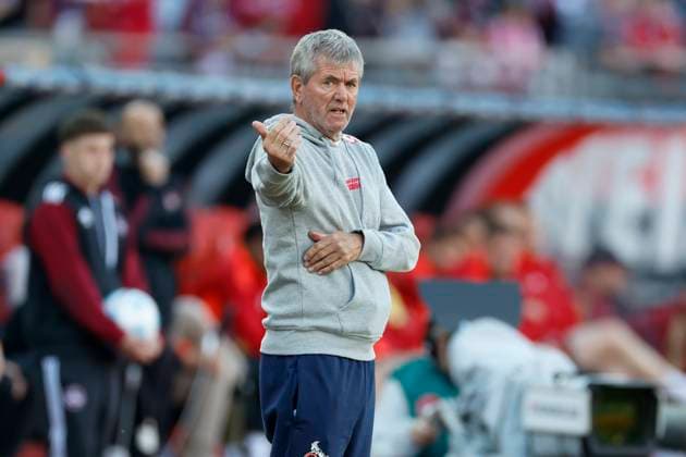 Friedhelm Funkel (1.FC Koeln, Headcoach, Coach, Trainer) gibt Anweisungen, gestikuliert, mit den Armen gestikulieren gives instructions, gesticulate, gesticolando, emotionen, 09.05.2025, Fussball, 2. Bundesliga, 1. FC Nürnberg - 1. FC Köln, GER, Nuernberg, Max-Morlock-Stadion, DFL REGULATIONS PROHIBIT ANY USE OF PHOTOGRAPHS AS IMAGE SEQUENCES AND OR QUASI-VIDEO.