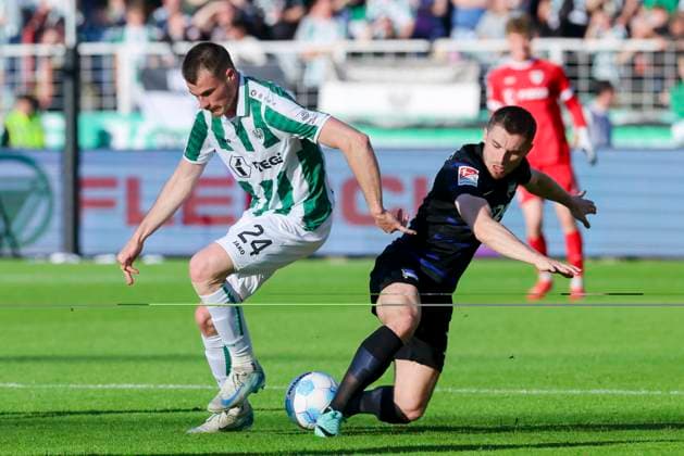Niko Koulis (SC Preussen Muenster) und Jonjoe Kenny (Hertha BSC Berlin) kaempfen um den Ball, 2. Bundesliga, Preußen Münster vs Hertha BSC, Preußenstadion am 09. May 2025 in Münster, Deutschland. (Foto von Marco Steinbrenner DeFodi Images) Niko Koulis (SC Preussen Muenster) und Jonjoe Kenny (Hertha BSC Berlin) battle for the ball, 2. Bundesliga, Preußen Münster vs Hertha BSC, Preußenstadion, May 9, 2025 in Münster, Germany. (Photo by Marco Steinbrenner DeFodi Images) DFB DFL REGULATIONS PROHIBIT ANY USE OF PHOTOGRAPHS AS IMAGE SEQUENCES AND OR QUASI-VIDEO.