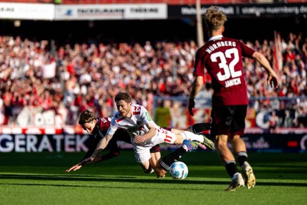 Florian Kainz (FC Koeln, 11) im Zweikampf mit Caspar Jander (FC Nuernberg, 20), davor Tim Janisch (FC Nuernberg, 32), GER, 1. FC Nuernberg (FCN) vs 1. FC Koeln (KOE), Fussball 2. Bundesliga, 33. Spieltag, Saison 2024 2025, 09.05.2025 DFB DFL regulations prohibit any use of photographs as image sequences and or quasi-video GER, 1. FC Nuernberg (FCN) vs 1. FC Koeln (KOE), Fussball 2. Bundesliga, 33. Spieltag, Saison 2024 2025, 09.05.2025 Nuernberg