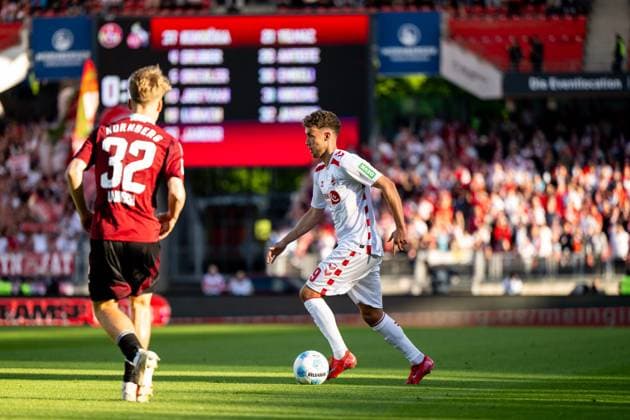 Luca Waldschmidt (FC Koeln, 09) am Ball, davor Tim Janisch (FC Nuernberg, 32), GER, 1. FC Nuernberg (FCN) vs 1. FC Koeln (KOE), Fussball 2. Bundesliga, 33. Spieltag, Saison 2024 2025, 09.05.2025 DFB DFL regulations prohibit any use of photographs as image sequences and or quasi-video GER, 1. FC Nuernberg (FCN) vs 1. FC Koeln (KOE), Fussball 2. Bundesliga, 33. Spieltag, Saison 2024 2025, 09.05.2025 Nuernberg
