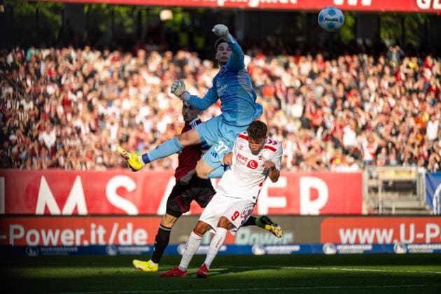 Michal Kukucka (FC Nuernberg, 37) im Zweikampf mit Luca Waldschmidt (FC Koeln, 09), GER, 1. FC Nuernberg (FCN) vs 1. FC Koeln (KOE), Fussball 2. Bundesliga, 33. Spieltag, Saison 2024 2025, 09.05.2025 DFB DFL regulations prohibit any use of photographs as image sequences and or quasi-video GER, 1. FC Nuernberg (FCN) vs 1. FC Koeln (KOE), Fussball 2. Bundesliga, 33. Spieltag, Saison 2024 2025, 09.05.2025 Nuernberg