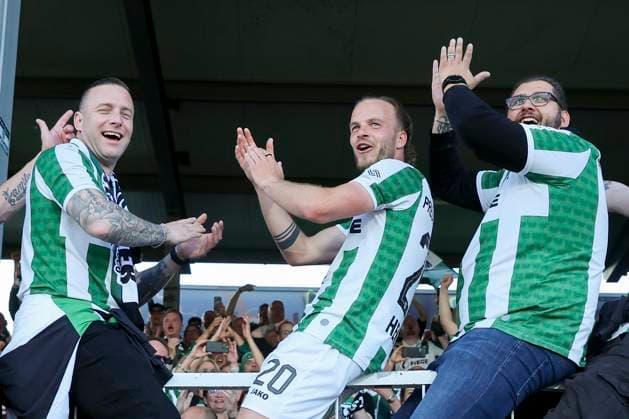 Jorrit Hendrix (SC Preussen Muenster) feiert auf dem Zaun mit den Fans den Heimsieg, 2. Bundesliga, Preußen Münster vs Hertha BSC, Preußenstadion am 09. May 2025 in Münster, Deutschland. (Foto von Marco Steinbrenner DeFodi Images) Jorrit Hendrix (SC Preussen Muenster) celebrates the home win on the fence with the fans, 2. Bundesliga, Preußen Münster vs Hertha BSC, Preußenstadion, May 9, 2025 in Münster, Germany. (Photo by Marco Steinbrenner DeFodi Images) DFB DFL REGULATIONS PROHIBIT ANY USE OF PHOTOGRAPHS AS IMAGE SEQUENCES AND OR QUASI-VIDEO.