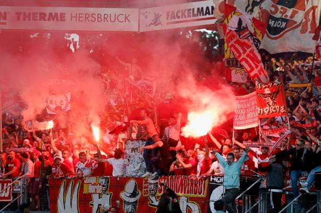 Pyro, Pyrotechnik, Raucht?pfe, Bengalos, bei den Kölner Fans. 09.05.2025, Fussball, 2. Bundesliga, 1. FC Nürnberg - 1. FC Köln, GER, Nuernberg, Max-Morlock-Stadion, DFL REGULATIONS PROHIBIT ANY USE OF PHOTOGRAPHS AS IMAGE SEQUENCES AND OR QUASI-VIDEO.