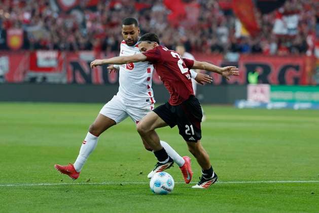 v.l. Linton Maina (1. FC Koeln, 37) und Berkay Yilmaz (1.FC Nuernberg, 21), 09.05.2025, Fussball, 2. Bundesliga, 1. FC Nürnberg - 1. FC Köln, GER, Nuernberg, Max-Morlock-Stadion, DFL REGULATIONS PROHIBIT ANY USE OF PHOTOGRAPHS AS IMAGE SEQUENCES AND OR QUASI-VIDEO.