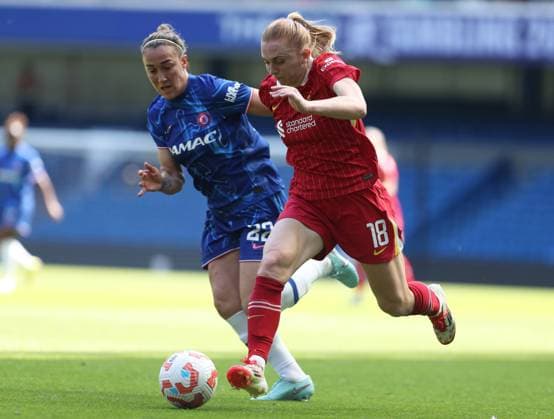 Ceri Holland of Liverpool in action running with the ball with Lucy Bronze of Chelsea following closely behind Chelsea v Liverpool, Football, Barclays Women s Super League, Stamford Bridge, London, UK - 10 05 25 EDITORIAL USE ONLY No use with unauthorised audio, video, data, fixture lists (outside the EU), club league logos or live services. Online in-match use limited to 45 images (+15 in extra time). No use to emulate moving images. No use in betting, games or Copyright: xAnthonyxHanc Shutterstockx 15292910p