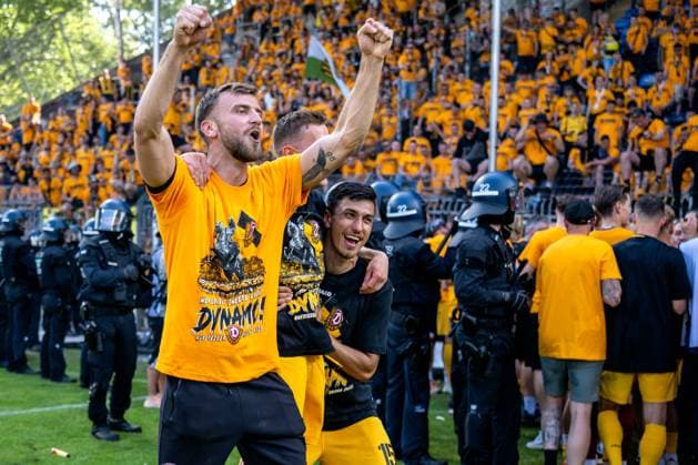 Sport Bilder des Tages 3. Liga, SV Waldhof Mannheim 07 - SG Dynamo Dresden; 10.05.2025 Platzsturm der Dresdener Fans nach dem Abpfiff, Pyro, Pyrotechnik, Rauch, Polizeieinsatz, Polizei Claudio Kammerknecht (SG Dynamo Dresden, 15), Niklas Hauptmann (SG Dynamo Dresden, 27) 3. Liga, SV Waldhof Mannheim 07 - Dynamo Dresden, am 10.05.2025 im Carl-Benz-Stadion in Mannheim. DFB REGULATIONS PROHIBIT ANY USE OF PHOTOGRAPHS AS IMAGE SEQUENCES AND OR QUASI-VIDEO.