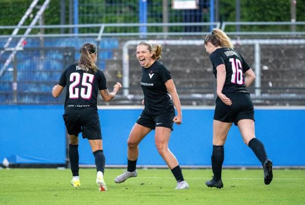 Fußball, Frauen, Saison 2024 2025, Regionalliga Nordost (19. Spieltag), Hertha BSC - FC Viktoria 89 Berlin, v. l. Aylin Yaren (FC Viktoria 1889 Berlin), Nina Ehegötz (FC Viktoria 1889 Berlin), Kim Urbanek (FC Viktoria 1889 Berlin), Jubel nach Tor zum 0:2, 10.05. 2025, Copyright: xMatthiasxKochx
