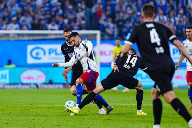 Felix Higl (SSV Ulm 1846, 33), Ludovit Reis (Hamburger SV, 14), Dennis Dressel (SSV Ulm 1846, 14) GER, Hamburger SV vs. SSV Ulm, Fussball, 2. Bundesliga, Spieltag 33, Saison 2024 2025, 10.05.2025 DFL REGULATIONS PROHIBIT ANY USE OF PHOTOGRAPHS AS IMAGE SEQUENCES AND OR QUASI-VIDEO GER, Hamburger SV vs. SSV Ulm, Fussball, 2. Bundesliga, Spieltag 33, Saison 2024 2025, 10.05.2025 Hamburg