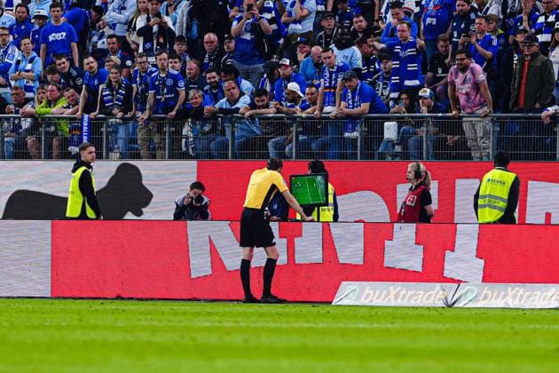 Schiedsrichter Max Burda bei VAR Entscheidung, Videoschiedsrichter, Videobeweis GER, Hamburger SV vs. SSV Ulm, Fussball, 2. Bundesliga, Spieltag 33, Saison 2024 2025, 10.05.2025 DFL REGULATIONS PROHIBIT ANY USE OF PHOTOGRAPHS AS IMAGE SEQUENCES AND OR QUASI-VIDEO GER, Hamburger SV vs. SSV Ulm, Fussball, 2. Bundesliga, Spieltag 33, Saison 2024 2025, 10.05.2025 Hamburg