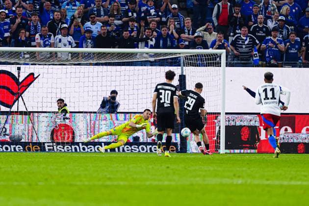 Daniel Heuer Fernandes (Hamburger SV, 01) haelt Elfmeter Strafstoss Semir Telalovic (SSV Ulm 1846, 29) GER, Hamburger SV vs. SSV Ulm, Fussball, 2. Bundesliga, Spieltag 33, Saison 2024 2025, 10.05.2025 DFL REGULATIONS PROHIBIT ANY USE OF PHOTOGRAPHS AS IMAGE SEQUENCES AND OR QUASI-VIDEO GER, Hamburger SV vs. SSV Ulm, Fussball, 2. Bundesliga, Spieltag 33, Saison 2024 2025, 10.05.2025 Hamburg