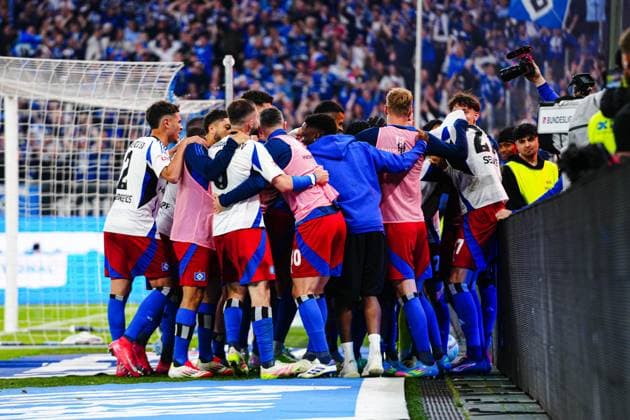 Torjubel Hamburger SV nach Tor zum 2:1 Ransford-Yeboah Koenigsdoerffer (Hamburger SV, 11) GER, Hamburger SV vs. SSV Ulm, Fussball, 2. Bundesliga, Spieltag 33, Saison 2024 2025, 10.05.2025 DFL REGULATIONS PROHIBIT ANY USE OF PHOTOGRAPHS AS IMAGE SEQUENCES AND OR QUASI-VIDEO GER, Hamburger SV vs. SSV Ulm, Fussball, 2. Bundesliga, Spieltag 33, Saison 2024 2025, 10.05.2025 Hamburg