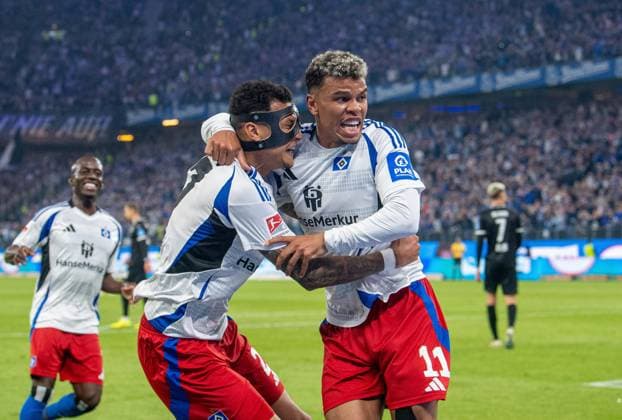 Fussball, Herren, Saison 2024 2025, 2. Bundesliga (33. Spieltag), Hamburger SV - SSV Ulm, v.l. Jean-Luc Dompe (HSV), Davie Selke (HSV), Ransford Königsdörffer (HSV), Jubel nach Tor zum 2:1, 10.05. 2025,