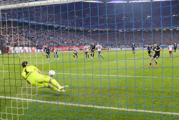 GER, xFSx ,Hamburg, HSV , 2. Bundesliga , Fussball, DFL, Hamburger SV vs SSV Ulm 1846 , im Hamburger Volksparkstadion , 10.05.2025 , v.l. Torwart Daniel Heuer Fernandes (Hamburger SV ,1) haellt den Strafstoss von SSV Ulm 1846 DFL regulations prohibit any use of photographs as image sequences and or quasi-video.