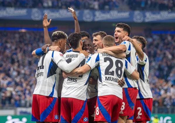 Fussball, Herren, Saison 2024 2025, 2. Bundesliga (33. Spieltag), Hamburger SV - SSV Ulm, v.l. Ransford Königsdörffer (HSV), Ludovit Reis (HSV), Jean-Luc Dompe (HSV), Miro Muheim (HSV), Daniel Elfadli (HSV), William Mikelbrencis (HSV), Jubel nach Tor zum 4:1, 10.05. 2025,
