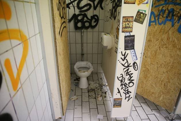 10.05.2025, xrekx, Fussball 3.Liga, SV Waldhof Mannheim - Dynamo Dresden v.l. Gäste Stadion-WCs, Sanitaerbereich, Toilettenbereich, WC-Anlagen, Stadion-Toiletten Gaeste, Aufkleber, demoliert, zerstoert, in Brand gesteckt und ueberflutet (DFL DFB REGULATIONS PROHIBIT ANY USE OF PHOTOGRAPHS as IMAGE SEQUENCES and or QUASI-VIDEO) Mannheim