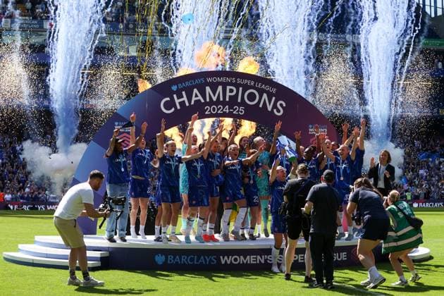Chelsea lift the Barclays Women s Super League trophy Chelsea v Liverpool, Football, Barclays Women s Super League, Stamford Bridge, London, UK - 10 05 25 EDITORIAL USE ONLY No use with unauthorised audio, video, data, fixture lists (outside the EU), club league logos or live services. Online in-match use limited to 45 images (+15 in extra time). No use to emulate moving images. No use in betting, games or Copyright: xAnthonyxHanc Shutterstockx 15292910de