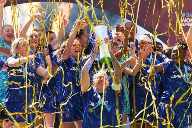 Millie Bright of Chelsea lifts the Barclays Women s Super League trophy Chelsea v Liverpool, Football, Barclays Women s Super League, Stamford Bridge, London, UK - 10 05 25 EDITORIAL USE ONLY No use with unauthorised audio, video, data, fixture lists (outside the EU), club league logos or live services. Online in-match use limited to 45 images (+15 in extra time). No use to emulate moving images. No use in betting, games or Copyright: xAnthonyxHanc Shutterstockx 15292910di
