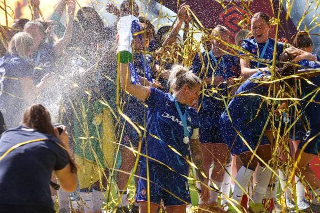 Millie Bright of Chelsea lifts the Barclays Women s Super League trophy Chelsea v Liverpool, Football, Barclays Women s Super League, Stamford Bridge, London, UK - 10 05 25 EDITORIAL USE ONLY No use with unauthorised audio, video, data, fixture lists (outside the EU), club league logos or live services. Online in-match use limited to 45 images (+15 in extra time). No use to emulate moving images. No use in betting, games or Copyright: xAnthonyxHanc Shutterstockx 15292910dk
