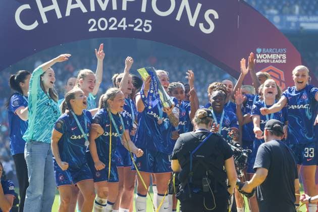 Millie Bright of Chelsea lifts the Barclays Women s Super League trophy Chelsea v Liverpool, Football, Barclays Women s Super League, Stamford Bridge, London, UK - 10 05 25 EDITORIAL USE ONLY No use with unauthorised audio, video, data, fixture lists (outside the EU), club league logos or live services. Online in-match use limited to 45 images (+15 in extra time). No use to emulate moving images. No use in betting, games or Copyright: xAnthonyxHanc Shutterstockx 15292910dq