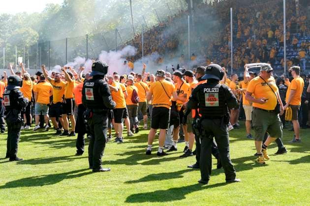Die mitgereisten Ultras von Dynamo Dresden jubeln nach dem Spielende über den Aufstieg und stürmen nach dem Schlusspfiff auf den Platz, Jubel, Platzsturm, Fans, Publikum, Zuschauer, Stimmung, Atmosphäre, Stadion, Aufsteiger, Jubel nach dvem Schlusspfiff, Freude, jubelt, jubeln, fröhlich, positiv, freut sich, freuen sich, optimistisch, Highlight, Action, Aktion, 10.05.2025, Mannheim (Deutschland), Fussball, 3. Liga, SV Waldhof Mannheim - SG Dynamo Dresden, DFB DFL REGULATIONS PROHIBIT ANY USE OF PHOTOGRAPHS AS IMAGE SEQUENCES AND OR QUASI-VIDEO.