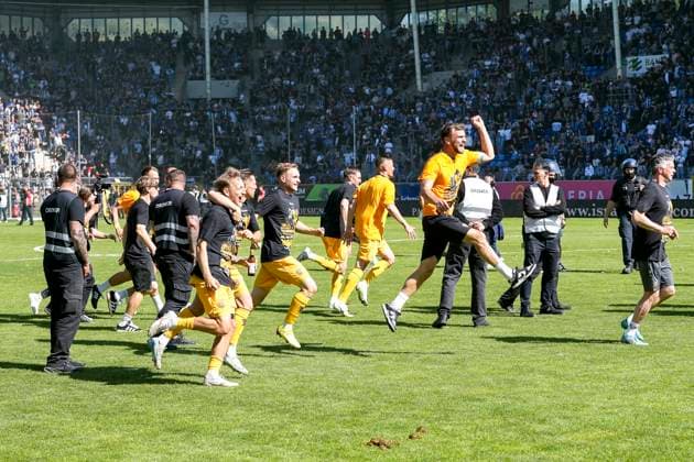 Spieler von Dynamo Dresden jubeln nach dem Spielende trotz Niederlage über den Aufstieg, aufgestiegen, Aufsteiger, Jubel nach dem Schlusspfiff, Freude, jubelt, jubeln, fröhlich, positiv, freut sich, freuen sich, optimistisch, Highlight, Action, Aktion, 10.05.2025, Mannheim (Deutschland), Fussball, 3. Liga, SV Waldhof Mannheim - SG Dynamo Dresden, DFB DFL REGULATIONS PROHIBIT ANY USE OF PHOTOGRAPHS AS IMAGE SEQUENCES AND OR QUASI-VIDEO.