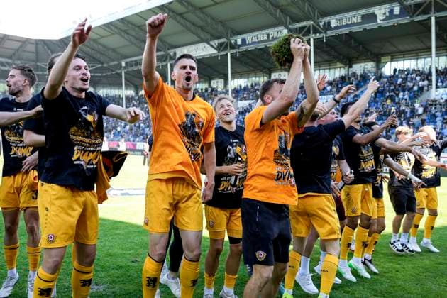 Spieler von Dynamo Dresden jubeln nach dem Spielende trotz Niederlage über den Aufstieg, aufgestiegen, Aufsteiger, Jubel nach dem Schlusspfiff, Freude, jubelt, jubeln, fröhlich, positiv, freut sich, freuen sich, optimistisch, Highlight, Action, Aktion, 10.05.2025, Mannheim (Deutschland), Fussball, 3. Liga, SV Waldhof Mannheim - SG Dynamo Dresden, DFB DFL REGULATIONS PROHIBIT ANY USE OF PHOTOGRAPHS AS IMAGE SEQUENCES AND OR QUASI-VIDEO.
