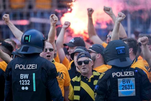 Die mitgereisten Ultras von Dynamo Dresden jubeln nach dem Spielende über den Aufstieg und stürmen nach dem Schlusspfiff auf den Platz, Jubel, Platzsturm, Fans, Publikum, Zuschauer, Stimmung, Atmosphäre, Stadion, Aufsteiger, Jubel nach dvem Schlusspfiff, Freude, jubelt, jubeln, fröhlich, positiv, freut sich, freuen sich, optimistisch, Highlight, Action, Aktion, 10.05.2025, Mannheim (Deutschland), Fussball, 3. Liga, SV Waldhof Mannheim - SG Dynamo Dresden, DFB DFL REGULATIONS PROHIBIT ANY USE OF PHOTOGRAPHS AS IMAGE SEQUENCES AND OR QUASI-VIDEO.