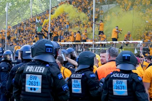 Die mitgereisten Ultras von Dynamo Dresden jubeln unter Beobachtung der Polizei nach dem Spielende trotz Niederlage über den Aufstieg, aufgestiegen, Aufsteiger, Jubel nach dem Schlusspfiff, Freude, jubelt, jubeln, fröhlich, positiv, freut sich, freuen sich, optimistisch, Highlight, Action, Aktion, Fans, Publikum, Zuschauer, Stimmung, Atmosphäre, Stadion, 10.05.2025, Mannheim (Deutschland), Fussball, 3. Liga, SV Waldhof Mannheim - SG Dynamo Dresden, DFB DFL REGULATIONS PROHIBIT ANY USE OF PHOTOGRAPHS AS IMAGE SEQUENCES AND OR QUASI-VIDEO.