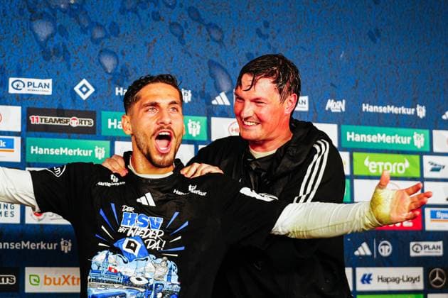 Ludovit Reis (Hamburger SV, 14) und Merlin Polzin (Hamburger SV, Trainer) GER, Hamburger SV vs. SSV Ulm, Fussball, 2. Bundesliga, Spieltag 33, Saison 2024 2025, 10.05.2025 DFL REGULATIONS PROHIBIT ANY USE OF PHOTOGRAPHS AS IMAGE SEQUENCES AND OR QUASI-VIDEO GER, Hamburger SV vs. SSV Ulm, Fussball, 2. Bundesliga, Spieltag 33, Saison 2024 2025, 10.05.2025 Hamburg