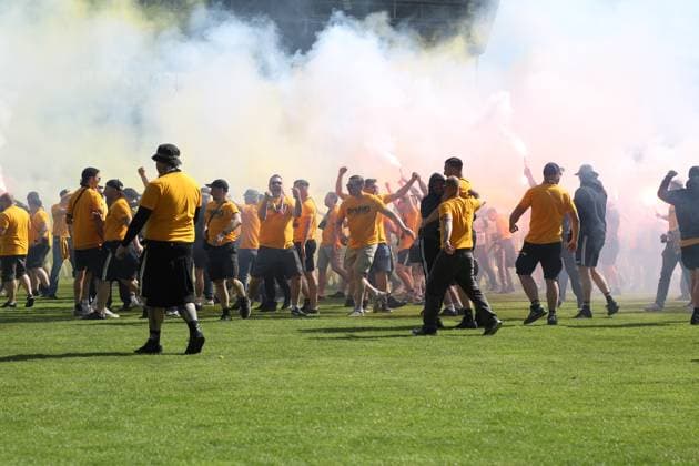 10.05.2025, xrekx, Fussball 3.Liga, SV Waldhof Mannheim - Dynamo Dresden v.l. Platzsturm Dynamo Fans Polizei im Innenraum dynamo Fans ,Stimmung, Schals, Trikot, Fahne, Banner, Ultras, Zuschauer, Besucher, Choreo, Choreografie, atmosphere, spectators, Visitors, Pyrotechnik (DFL DFB REGULATIONS PROHIBIT ANY USE OF PHOTOGRAPHS as IMAGE SEQUENCES and or QUASI-VIDEO) Mannheim