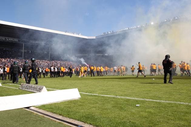 10.05.2025, xrekx, Fussball 3.Liga, SV Waldhof Mannheim - Dynamo Dresden v.l. Platzsturm Dynamo Fans Polizei im Innenraum dynamo Fans ,Stimmung, Schals, Trikot, Fahne, Banner, Ultras, Zuschauer, Besucher, Choreo, Choreografie, atmosphere, spectators, Visitors, Pyrotechnik (DFL DFB REGULATIONS PROHIBIT ANY USE OF PHOTOGRAPHS as IMAGE SEQUENCES and or QUASI-VIDEO) Mannheim