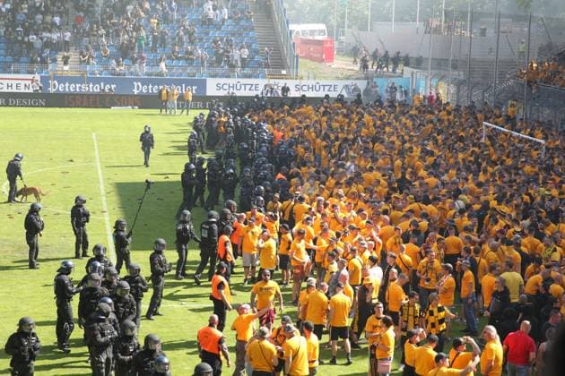 10.05.2025, xrekx, Fussball 3.Liga, SV Waldhof Mannheim - Dynamo Dresden v.l. Platzsturm Dynamo Fans Polizei im Innenraum dynamo Fans ,Stimmung, Schals, Trikot, Fahne, Banner, Ultras, Zuschauer, Besucher, Choreo, Choreografie, atmosphere, spectators, Visitors, Pyrotechnik, Polizeipferde, Polizeihund (DFL DFB REGULATIONS PROHIBIT ANY USE OF PHOTOGRAPHS as IMAGE SEQUENCES and or QUASI-VIDEO) Mannheim