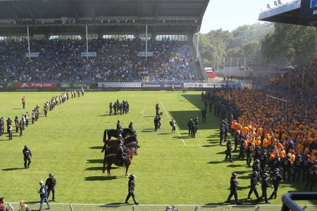 10.05.2025, xrekx, Fussball 3.Liga, SV Waldhof Mannheim - Dynamo Dresden v.l. Platzsturm Dynamo Fans Polizei im Innenraum dynamo Fans ,Stimmung, Schals, Trikot, Fahne, Banner, Ultras, Zuschauer, Besucher, Choreo, Choreografie, atmosphere, spectators, Visitors, Pyrotechnik, Polizeipferde, Polizeihund (DFL DFB REGULATIONS PROHIBIT ANY USE OF PHOTOGRAPHS as IMAGE SEQUENCES and or QUASI-VIDEO) Mannheim