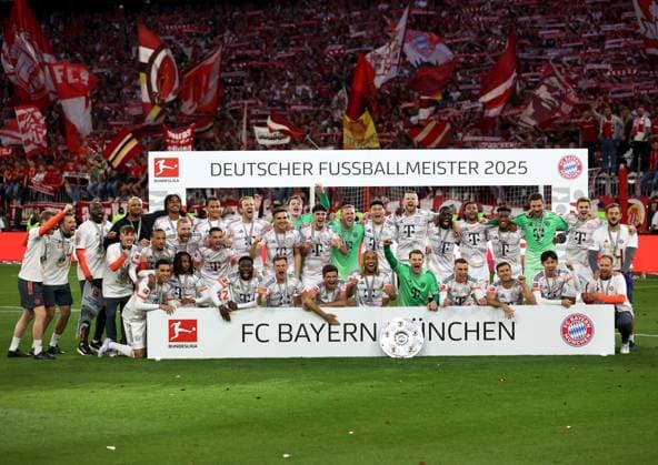 Fussball, Herren, Bundesliga, Saison 2024 2025, FC Bayern München - Borussia Mönchengladbach, Allianz Arena Meisterfeier nach dem Spiel, Die Mannschaft zusammen beim Feiern, Siegerfoto, Teamfoto, Mannschaftsfoto, jubeln, Feiern, Deutscher Meister DFB, DFL regulations prohibit any use of photographs as image sequences and or quasi-video