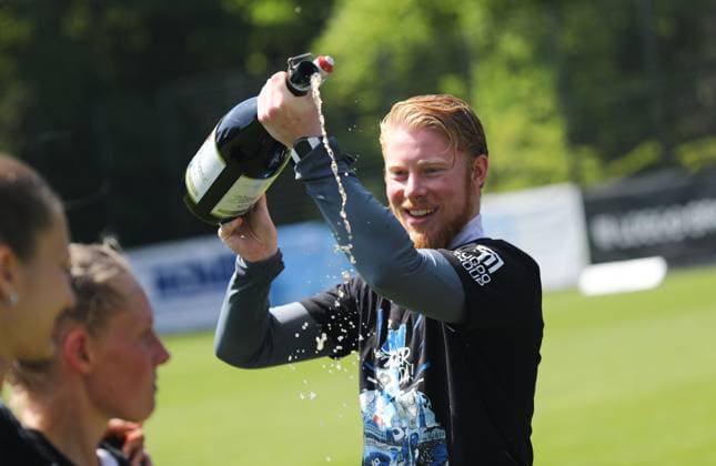 11.05.2025, xcex, GER, Hamburg, Volksparkstadion Platz 6, Frauenfussball, 2. Frauen-Bundesliga, Saison 2024 2025, Spieltag 25, HSV Frauen, Hamburger SV Frauen - SC Freiburg II, 1. Liga, Bundesliga, die Spielerinnen des HSV feiern den Aufstieg in die Google Pixel Frauen-Bundesliga, Trainer Marwin Bolz (HSV) DFL regulations prohibit any use of photographs as image sequences and or quasi-video