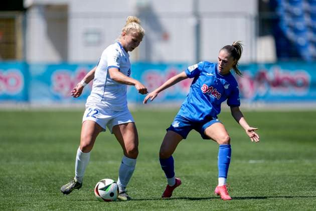 v.li.: Fiona Gaißer (Gaisser, Jena, 22), Jill Janssens (TSG, 9), Zweikampf, Spielszene, Duell, duel, tackle, tackling, Dynamik, Action, Aktion, 11.05.2025, Sinsheim (Hoffenheim) (Deutschland), Fussball, Google Pixel Frauen-Bundesliga, TSG 1899 Hoffenheim - FC Carl Zeiss Jena, DFB DFL REGULATIONS PROHIBIT ANY USE OF PHOTOGRAPHS AS IMAGE SEQUENCES AND OR QUASI-VIDEO.
