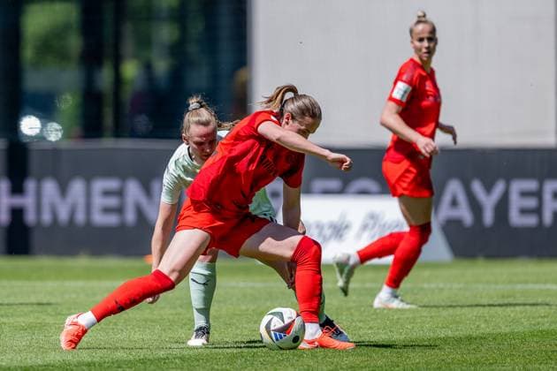 Kampf um den Ball Zweikampf zwischen Annalena Rieke (SGS Essen, 17) und Sydney Lohmann (FC Bayern Muenchen Frauen, 12) FC Bayern Muenchen Frauen vs. SGS Essen 1968, Fussball, Google Pixel Frauen-Bundesliga, 22. Spieltag, Saison 2024 2025, 11.05.2025. (DFL DFB REGULATIONS PROHIBIT ANY USE OF PHOTOGRAPHS as IMAGE SEQUENCES and or QUASI-VIDEO). FC Bayern Muenchen Frauen vs. SGS Essen 1968, Fussball, Google Pixel Frauen-Bundesliga, 22. Spieltag, Saison 2024 2025, 11.05.2025. Muenchen Copyright: xEibner-Pressefoto HeikexFeinerx EP_HFR