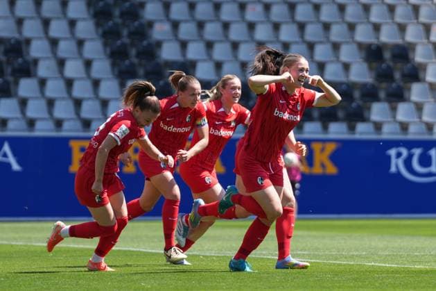 Samantha Steuerwald (SC Freiburg, 21) Torjubel, Emotionen, Jubel, Torerfolg, Abschluss, Treffer für Hasret Kayikci (SC Freiburg, 11) , Deutschland, Fussball, GooglePixel Frauen-Bundesliga, 22.Spieltag, 2024 2025, SC Freiburg vs. SV Werder Bremen, 11.05.2025, Dreisamstadion, Freiburg, Deutschland DFB REGULATIONS PROHIBIT ANY USE OF PHOTOGRAPHS AS IMAGE SEQUENCES AND OR QUASI-VIDEO. Freiburg Dreisamstadion Baden-Wuerttemberg Deutschland Copyright: xArnexAmbergx