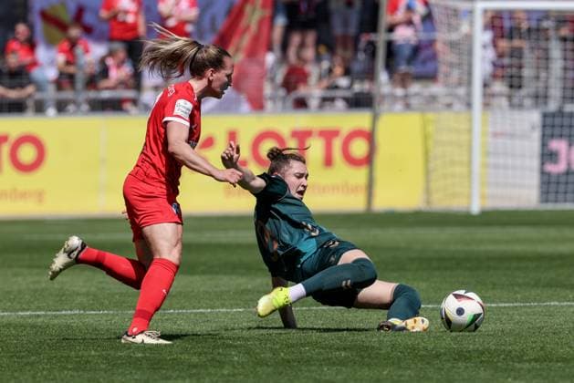Sport Bilder des Tages v.li.: Lisa Karl (SC Freiburg, 2) und Sophie Weidauer (SV Werder Bremen, 9) im Zweikampf, Duell, Dynamik, Aktion, Action, Spielszene, DIE DFB-RICHTLINIEN UNTERSAGEN JEGLICHE NUTZUNG VON FOTOS ALS SEQUENZBILDER UND ODER VIDEOÄHNLICHE FOTOSTRECKEN. DFB REGULATIONS PROHIBIT ANY USE OF PHOTOGRAPHS AS IMAGE SEQUENCES AND OR QUASI-VIDEO., 11.05.2025, Freiburg (Deutschland), Fussball, Google Pixel Frauen-Bundesliga, SC Freiburg - SV Werder Bremen