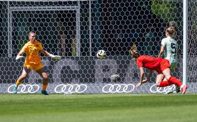 Lea Schueller (FC Bayern Muenchen Frauen, 11) erzielt hier das Tor zum 1:0 gegen Kim Sindermann (Torfrau, SGS Essen, 31) und Paula Flach (SGS Essen, 5) FC Bayern Muenchen Frauen vs. SGS Essen 1968, Fussball, Google Pixel Frauen-Bundesliga, 22. Spieltag, Saison 2024 2025, 11.05.2025. (DFL DFB REGULATIONS PROHIBIT ANY USE OF PHOTOGRAPHS as IMAGE SEQUENCES and or QUASI-VIDEO). FC Bayern Muenchen Frauen vs. SGS Essen 1968, Fussball, Google Pixel Frauen-Bundesliga, 22. Spieltag, Saison 2024 2025, 11.05.2025. Muenchen Copyright: xEibner-Pressefoto HeikexFeinerx EP_HFR