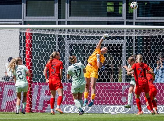 Kim Sindermann (Torfrau, SGS Essen, 31) verhindert hier ein Tor der Bayern FC Bayern Muenchen Frauen vs. SGS Essen 1968, Fussball, Google Pixel Frauen-Bundesliga, 22. Spieltag, Saison 2024 2025, 11.05.2025. (DFL DFB REGULATIONS PROHIBIT ANY USE OF PHOTOGRAPHS as IMAGE SEQUENCES and or QUASI-VIDEO). FC Bayern Muenchen Frauen vs. SGS Essen 1968, Fussball, Google Pixel Frauen-Bundesliga, 22. Spieltag, Saison 2024 2025, 11.05.2025. Muenchen Copyright: xEibner-Pressefoto HeikexFeinerx EP_HFR