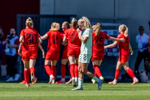 Julie Terlinden (SGS Essen, 2) ist bedient, waehrend iim Hintergrund die Muenchnerinnen das Tor zum 2:0 feiern FC Bayern Muenchen Frauen vs. SGS Essen 1968, Fussball, Google Pixel Frauen-Bundesliga, 22. Spieltag, Saison 2024 2025, 11.05.2025. (DFL DFB REGULATIONS PROHIBIT ANY USE OF PHOTOGRAPHS as IMAGE SEQUENCES and or QUASI-VIDEO). FC Bayern Muenchen Frauen vs. SGS Essen 1968, Fussball, Google Pixel Frauen-Bundesliga, 22. Spieltag, Saison 2024 2025, 11.05.2025. Muenchen Copyright: xEibner-Pressefoto HeikexFeinerx EP_HFR