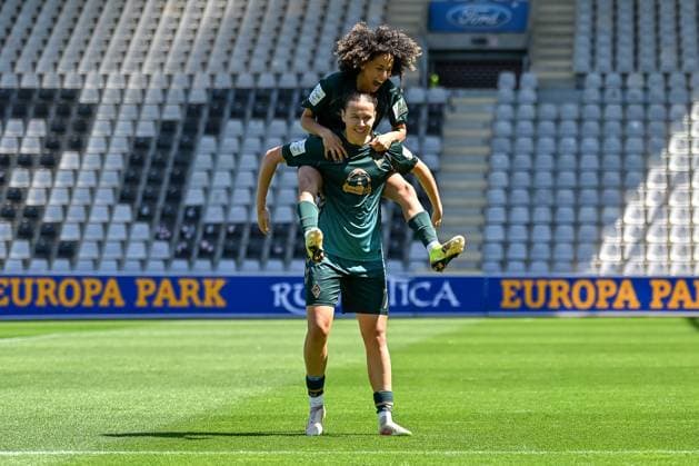 Amira Arfaoui (SV Werder Bremen, 08), Larissa Mühlhaus (SV Werder Bremen, 07) jubeln nach dem Tor zum 0:1 durch Larissa Mühlhaus (SV Werder Bremen, 07) GER, SC Freiburg - SV Werder Bremen, Frauen-Fussball, Google Pixel Frauen-Bundesliga, 22. Spieltag, Saison 2024 2025, 11.05.2025 DFB REGULATIONS PROHIBIT ANY USE OF PHOTOGRAPHS AS IMAGE SEQUENCES AND OR QUASI-VIDEO GER, SC Freiburg - SV Werder Bremen, Frauen-Fussball, Google Pixel Frauen-Bundesliga, 22. Spieltag, Saison 2024 2025, 11.05.2025 Freiburg Copyright: xEibner-Pressefoto ThomasxHessx EP_THS