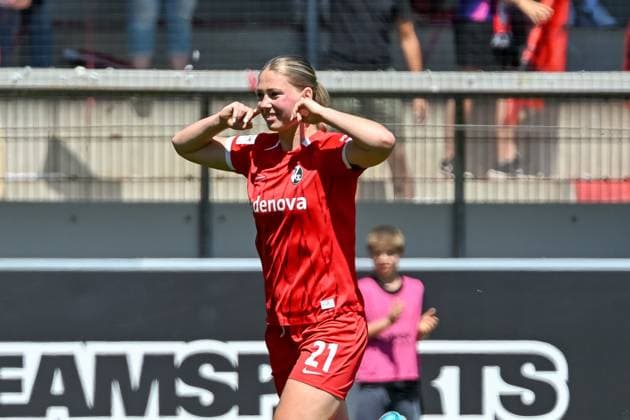 Jubel nach dem Tor zum 1:1 durch Samantha Steuerwald (SC Freiburg Frauen, 21) GER, SC Freiburg - SV Werder Bremen, Frauen-Fussball, Google Pixel Frauen-Bundesliga, 22. Spieltag, Saison 2024 2025, 11.05.2025 DFB REGULATIONS PROHIBIT ANY USE OF PHOTOGRAPHS AS IMAGE SEQUENCES AND OR QUASI-VIDEO GER, SC Freiburg - SV Werder Bremen, Frauen-Fussball, Google Pixel Frauen-Bundesliga, 22. Spieltag, Saison 2024 2025, 11.05.2025 Freiburg Copyright: xEibner-Pressefoto ThomasxHessx EP_THS