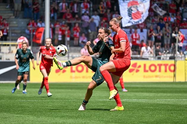 Larissa Muehlhaus (SV Werder Bremen, 07), Julia Stierli (SC Freiburg Frauen, 05) im Duell um den Ball. GER, SC Freiburg - SV Werder Bremen, Frauen-Fussball, Google Pixel Frauen-Bundesliga, 22. Spieltag, Saison 2024 2025, 11.05.2025 DFB REGULATIONS PROHIBIT ANY USE OF PHOTOGRAPHS AS IMAGE SEQUENCES AND OR QUASI-VIDEO GER, SC Freiburg - SV Werder Bremen, Frauen-Fussball, Google Pixel Frauen-Bundesliga, 22. Spieltag, Saison 2024 2025, 11.05.2025 Freiburg Copyright: xEibner-Pressefoto ThomasxHessx EP_THS