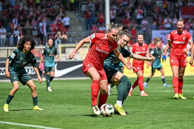 Lisa Karl (SC Freiburg Frauen, 02), Sophie Weidauer (SV Werder Bremen, 09) im Duell. GER, SC Freiburg - SV Werder Bremen, Frauen-Fussball, Google Pixel Frauen-Bundesliga, 22. Spieltag, Saison 2024 2025, 11.05.2025 DFB REGULATIONS PROHIBIT ANY USE OF PHOTOGRAPHS AS IMAGE SEQUENCES AND OR QUASI-VIDEO GER, SC Freiburg - SV Werder Bremen, Frauen-Fussball, Google Pixel Frauen-Bundesliga, 22. Spieltag, Saison 2024 2025, 11.05.2025 Freiburg Copyright: xEibner-Pressefoto ThomasxHessx EP_THS