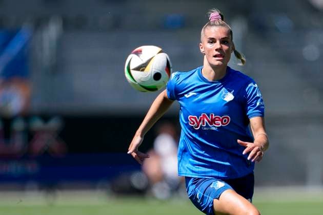 Selina Cerci (TSG, 29), am Ball, Einzelbild, Einzelfoto, Aktion, Action, 11.05.2025, Sinsheim (Hoffenheim) (Deutschland), Fussball, Google Pixel Frauen-Bundesliga, TSG 1899 Hoffenheim - FC Carl Zeiss Jena, DFB DFL REGULATIONS PROHIBIT ANY USE OF PHOTOGRAPHS AS IMAGE SEQUENCES AND OR QUASI-VIDEO.
