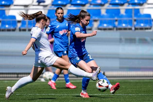 v.li.: Felicia Sträßer (Strässer, Jena, 8), Chiara Hahn (TSG, 23), Zweikampf, Spielszene, Duell, duel, tackle, tackling, Dynamik, Action, Aktion, 11.05.2025, Sinsheim (Hoffenheim) (Deutschland), Fussball, Google Pixel Frauen-Bundesliga, TSG 1899 Hoffenheim - FC Carl Zeiss Jena, DFB DFL REGULATIONS PROHIBIT ANY USE OF PHOTOGRAPHS AS IMAGE SEQUENCES AND OR QUASI-VIDEO.