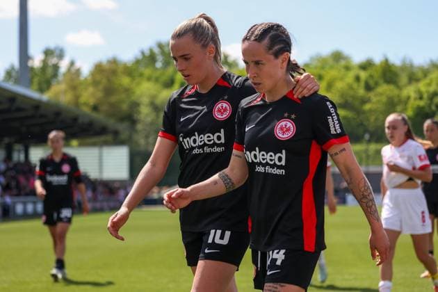 Laura Freigang (Eintracht Frankfurt Frauen, 10) und Geraldine Reuteler (Eintracht Frankfurt Frauen, 14) Arm in Arm, auf dem Weg in die Kabine zur Halbzeit, RB Leipzig Frauen vs. Eintracht Frankfurt Frauen, Fussball, 1. Frauen Bundesliga, 22. Spieltag, Saison 2024 2025, 11.05.2025,¨ DFL REGULATIONS PROHIBIT ANY USE OF PHOTOGRAPHS AS IMAGE SEQUENCES AND OR QUASI-VIDEO,¨ RB Leipzig Frauen vs. Eintracht Frankfurt Frauen, Fussball, 1. Frauen Bundesliga, 22. Spieltag, Saison 2024 2025, 11.05.2025 Leipzig Copyright: xEibner-Pressefoto LauraxRoemerx EP_LRR