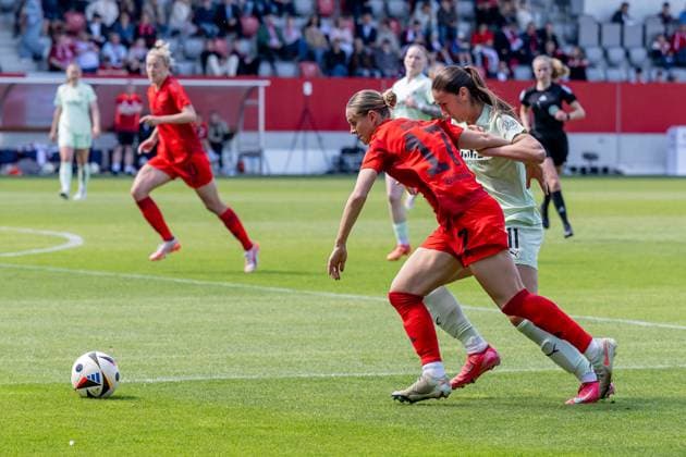 Kampf um den Ball Zweikampf zwischen Klara Buehl (FC Bayern Muenchen Frauen, 17) und Laureta Elmazi (SGS Essen, 11) FC Bayern Muenchen Frauen vs. SGS Essen 1968, Fussball, Google Pixel Frauen-Bundesliga, 22. Spieltag, Saison 2024 2025, 11.05.2025. (DFL DFB REGULATIONS PROHIBIT ANY USE OF PHOTOGRAPHS as IMAGE SEQUENCES and or QUASI-VIDEO). FC Bayern Muenchen Frauen vs. SGS Essen 1968, Fussball, Google Pixel Frauen-Bundesliga, 22. Spieltag, Saison 2024 2025, 11.05.2025. Muenchen Copyright: xEibner-Pressefoto HeikexFeinerx EP_HFR